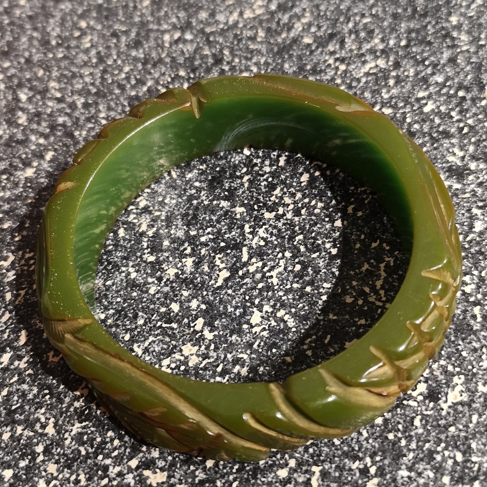 Gorgeous Vintage Carved Green Bakelite Bangle Bracelet Hard To Find